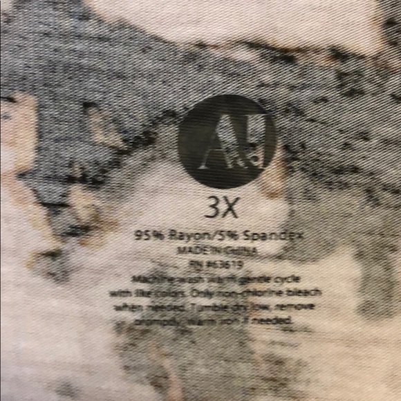 Watercolor wash top in 3XL with keyhole neckline. - Picture 4 of 5